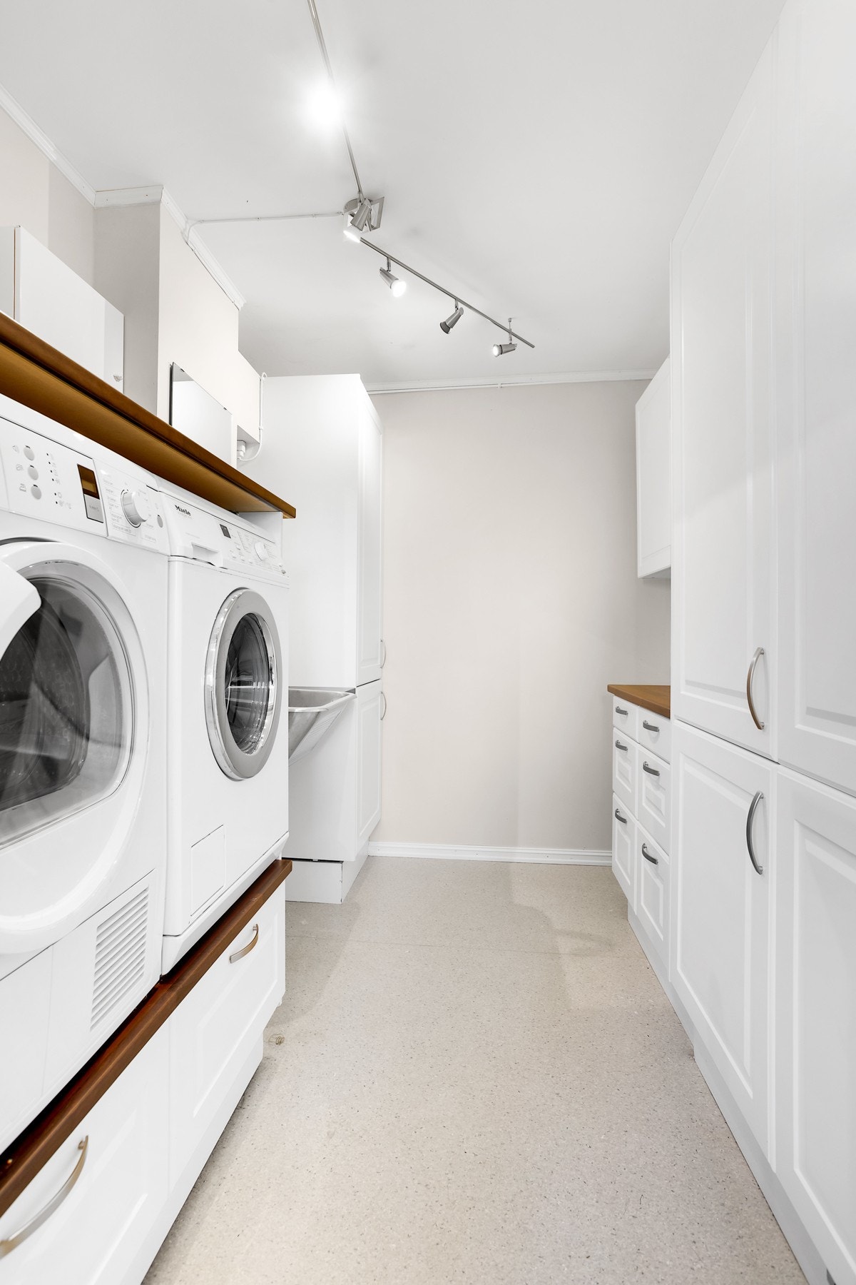 Her har du opplegg for vaskemaskin og tørketrommel. Galleribilde