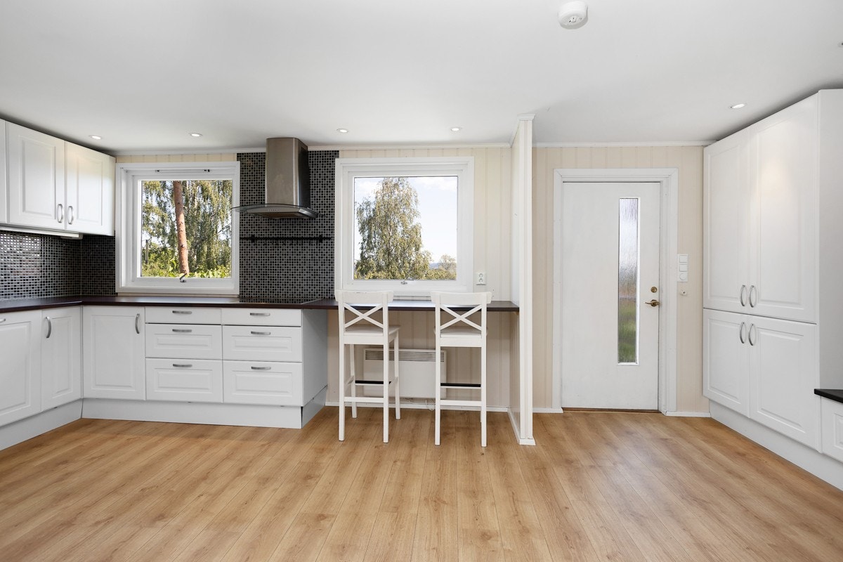 Videre fra entréen kommer vi til kjøkkenet som ble pusset opp i 2015 Galleribilde