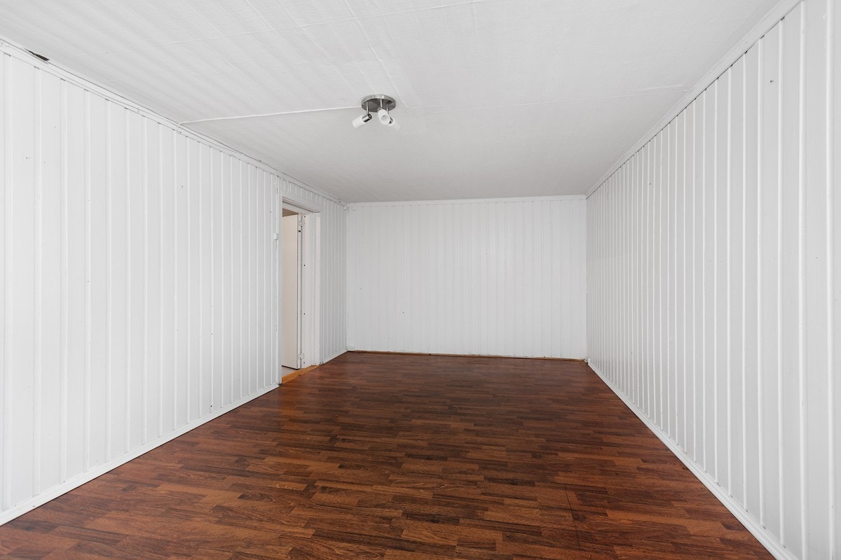 Kjellerstuen er romslig, her kan man ha plass til sofagruppe og spisebord Galleribilde