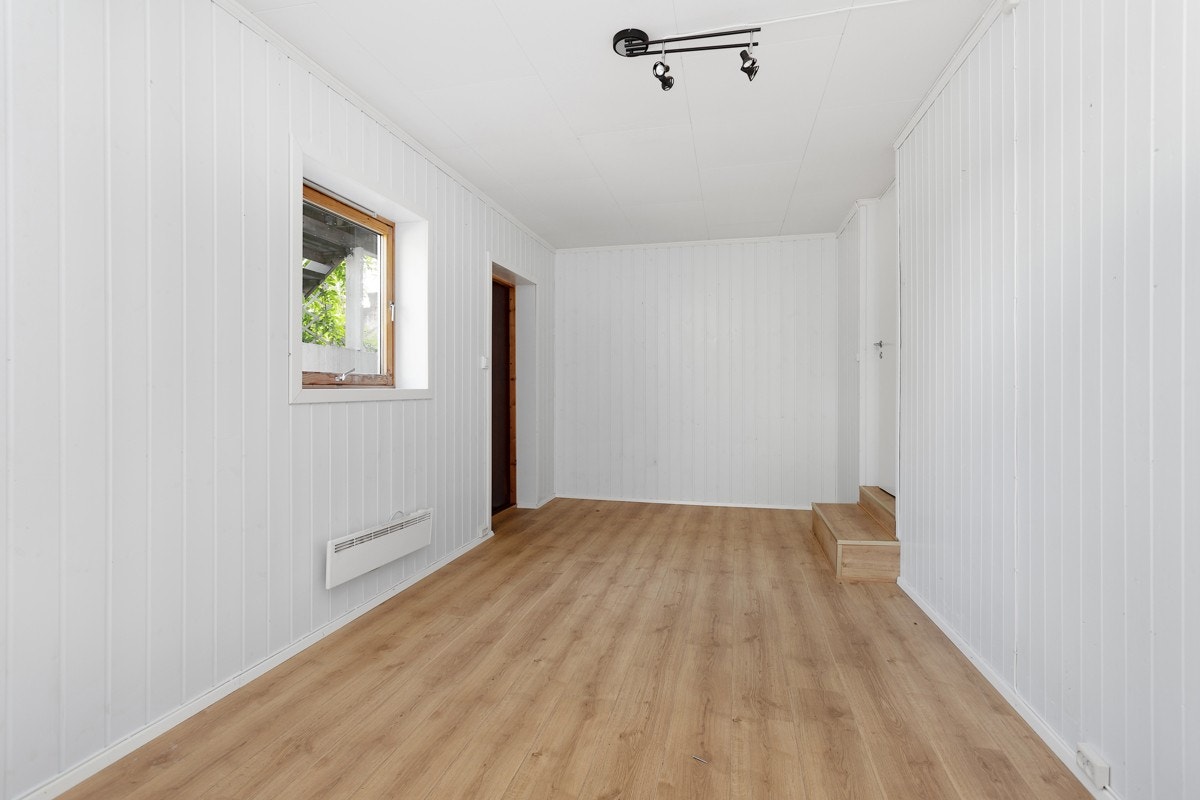 Soverommet i kjeller er av god størrelse, her har man plass til dobbeltseng og garderobeløsninger Galleribilde