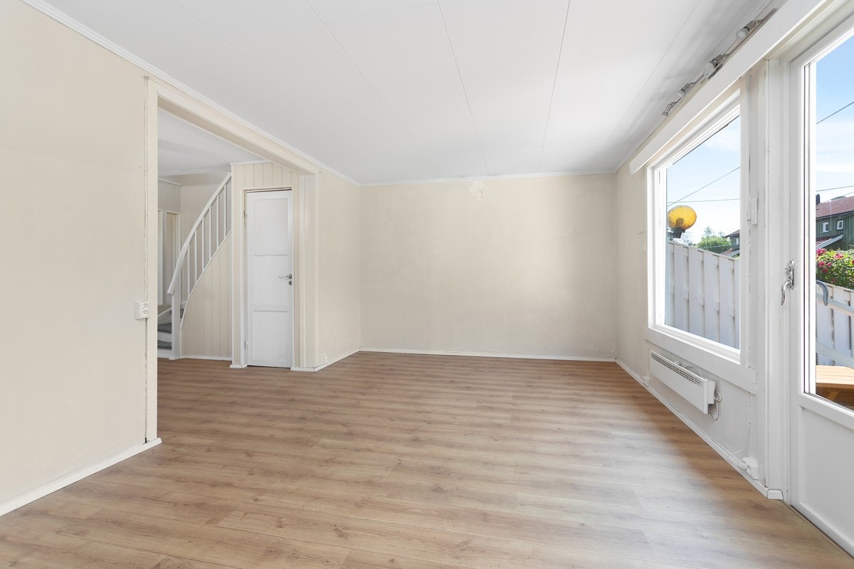 Stor stue med gode dekorasjonsmuligheter. Her er det god plass til sofagruppe og spisebord Galleribilde