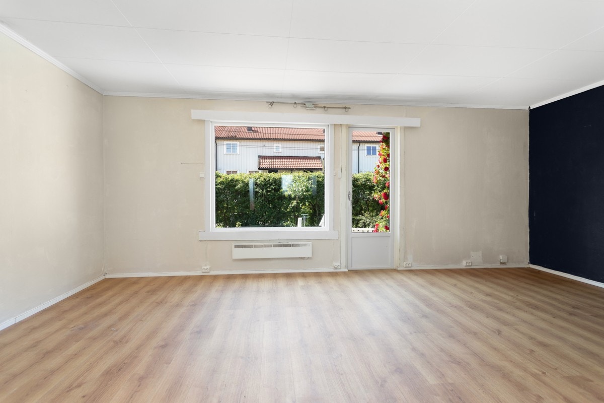 Utgang til veranda og hage-del fra stuen Galleribilde