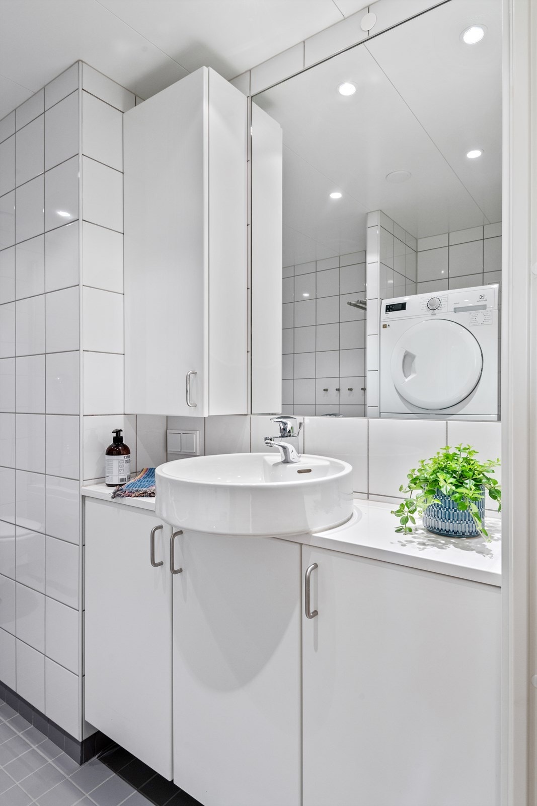 Badet fremstår som delikat og innbydende med et tidsriktig fargevalg på fliser og interiør Galleribilde