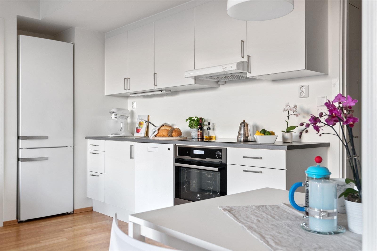 Kjøkken har lyse glatte fronter, benkeplate
i laminat, rustfri oppvaskkum, ventilator og god skapplass. Dette er et kjøkken som virkelig innbyr til matlaging! Galleribilde