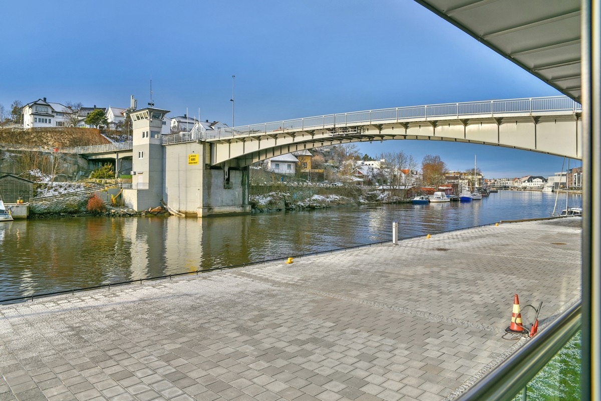 Samt skimte ned Bryggepromenaden mot sentrum. Galleribilde