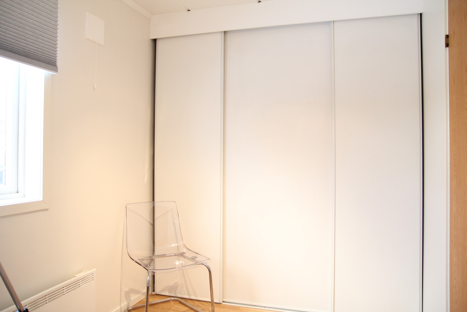 Skyvedørsgarderobe med god plass Galleribilde