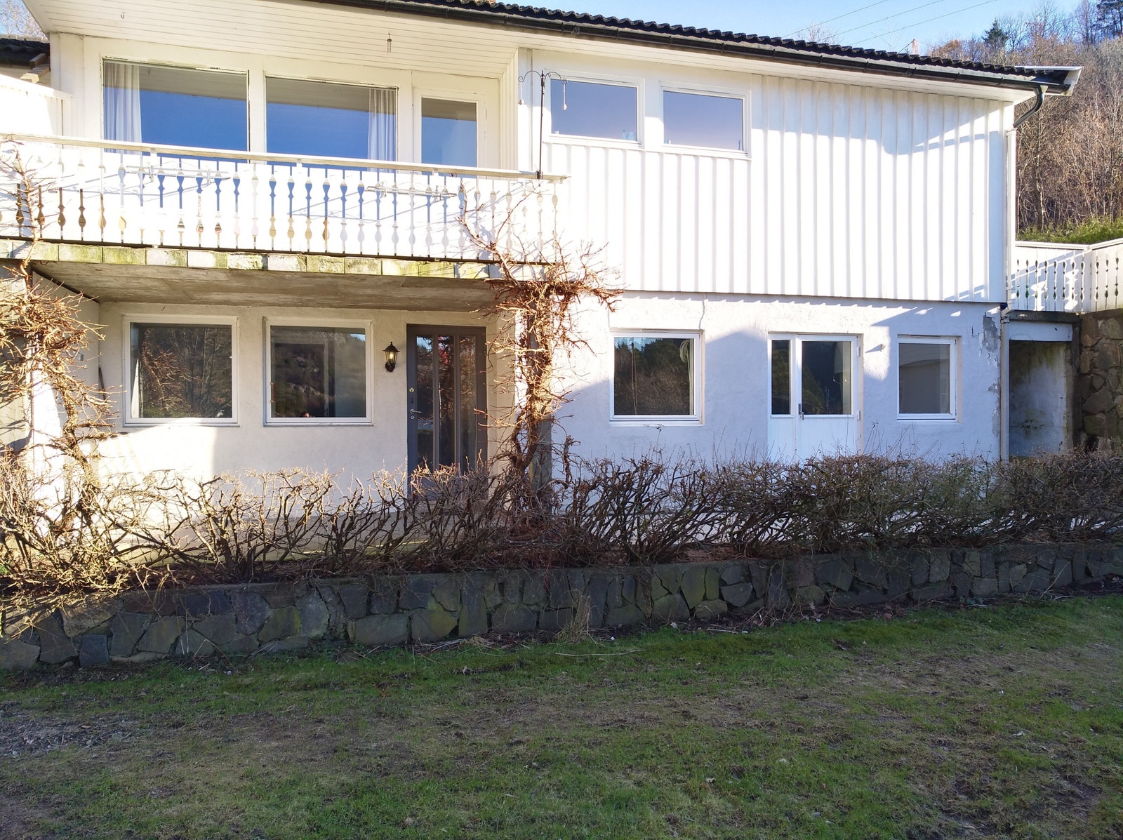 Inngangsparti med lun utekrok Galleribilde
