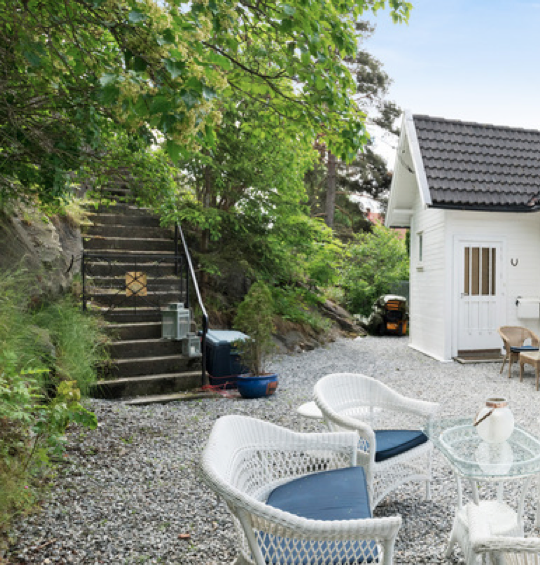 På husets bakside er det en trapp som leder opp til veien bak huset Galleribilde