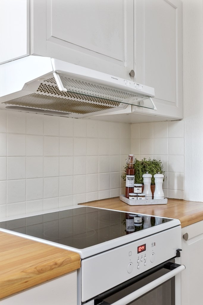 Det er plass til komfyr med koketopp, oppvaskmaskin og kjøleskap med frysedel. Galleribilde