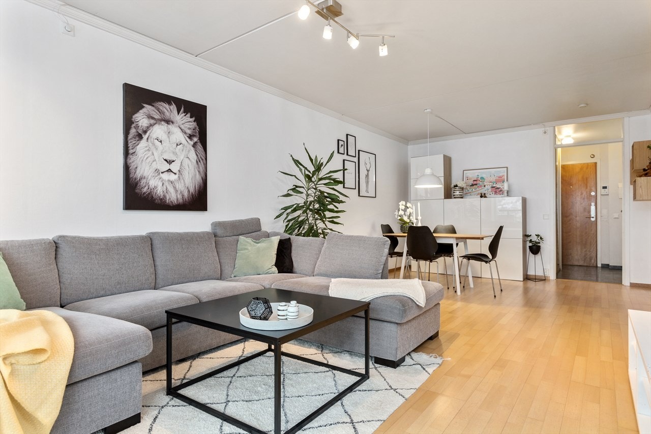 Lun og usjenert stue med plass til stor sofagruppe og spisegruppe. Galleribilde