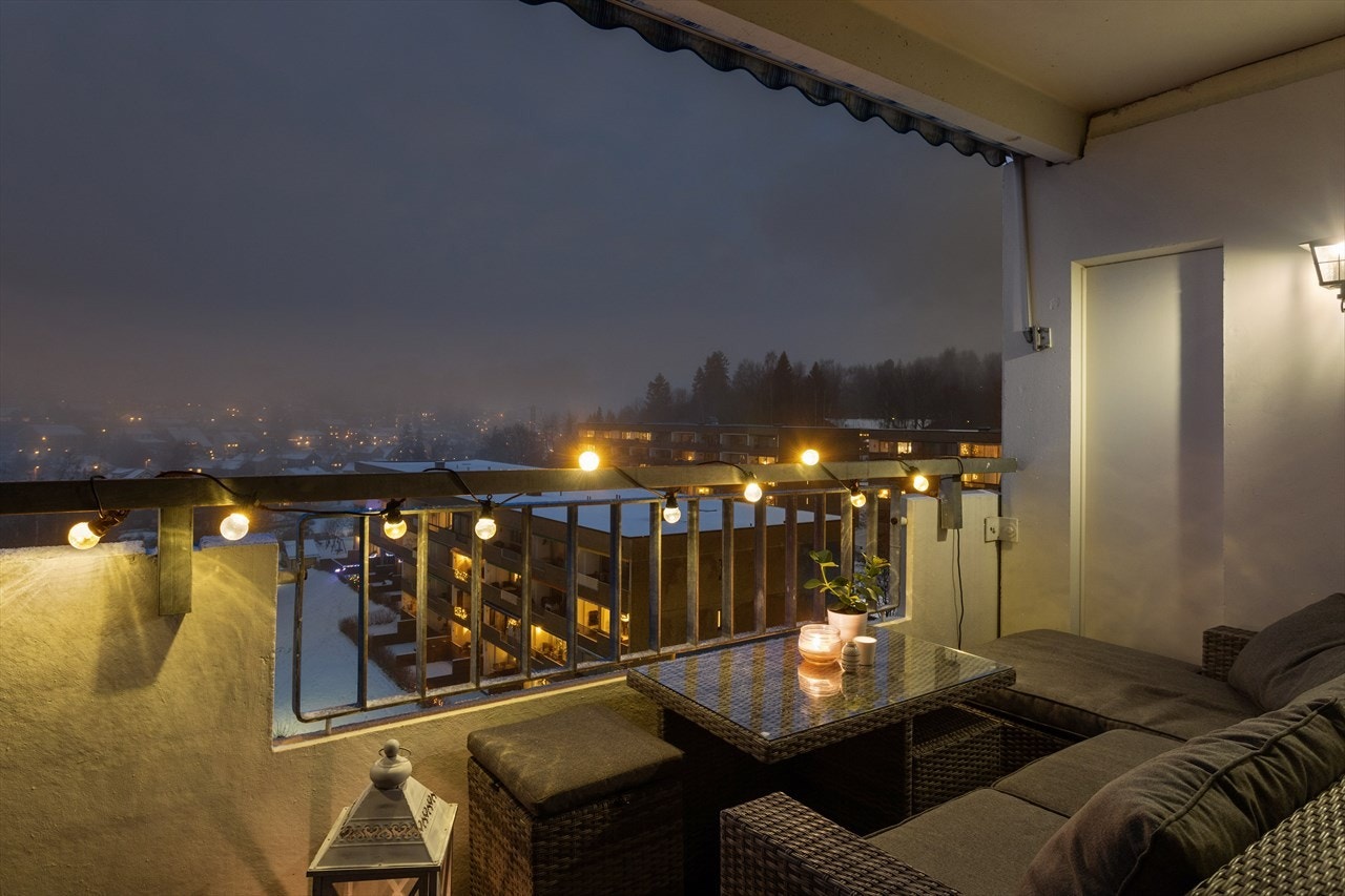 Balkongen fungerer som en forlengelse av stuen på sommerhalvåret - et perfekt samlingsted for hygge og grilling (elektrisk). Galleribilde