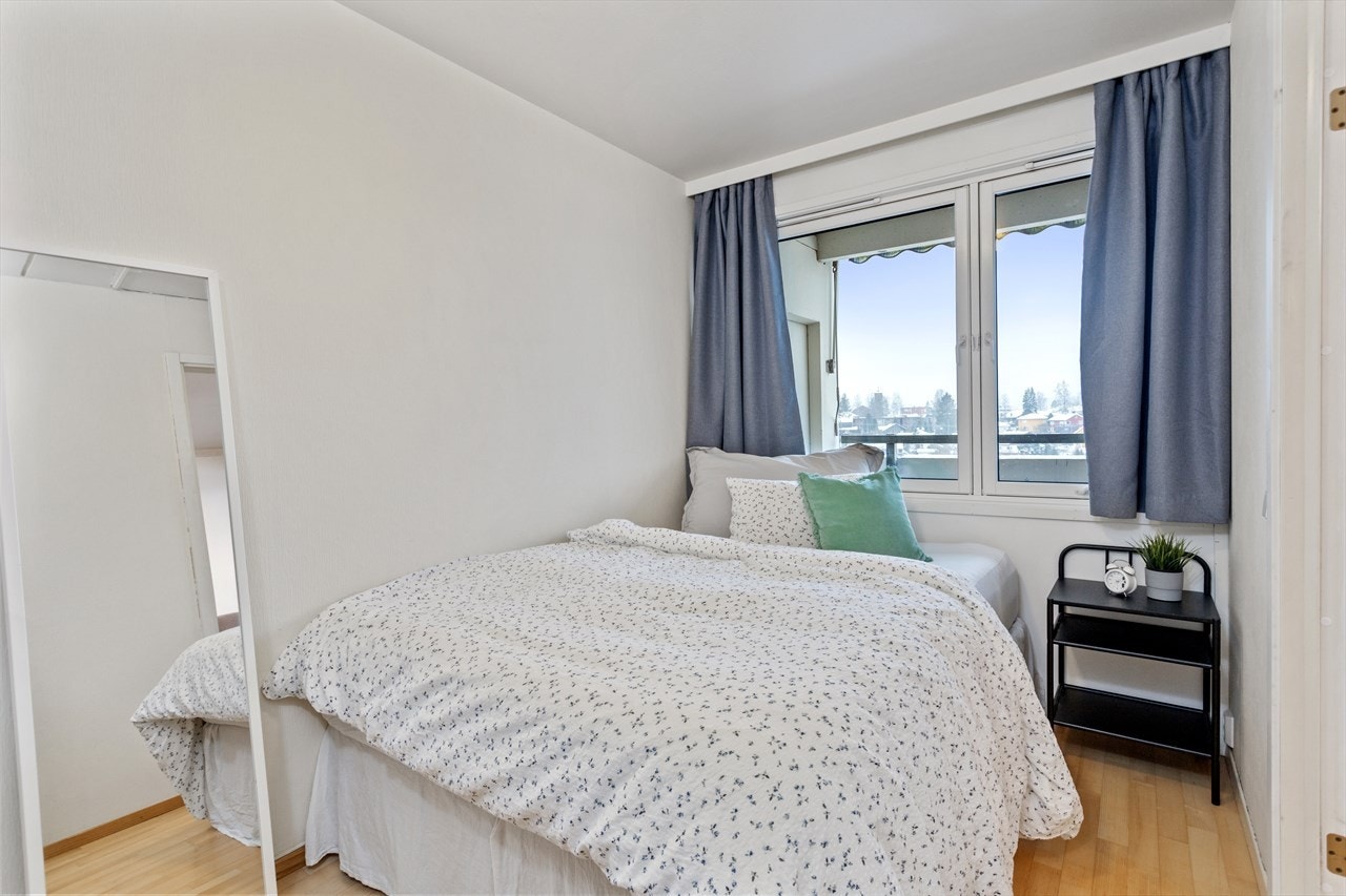 Leiligheten har et praktisk soverom med god plass til dobbelseng og tilhørende nattbord. Galleribilde