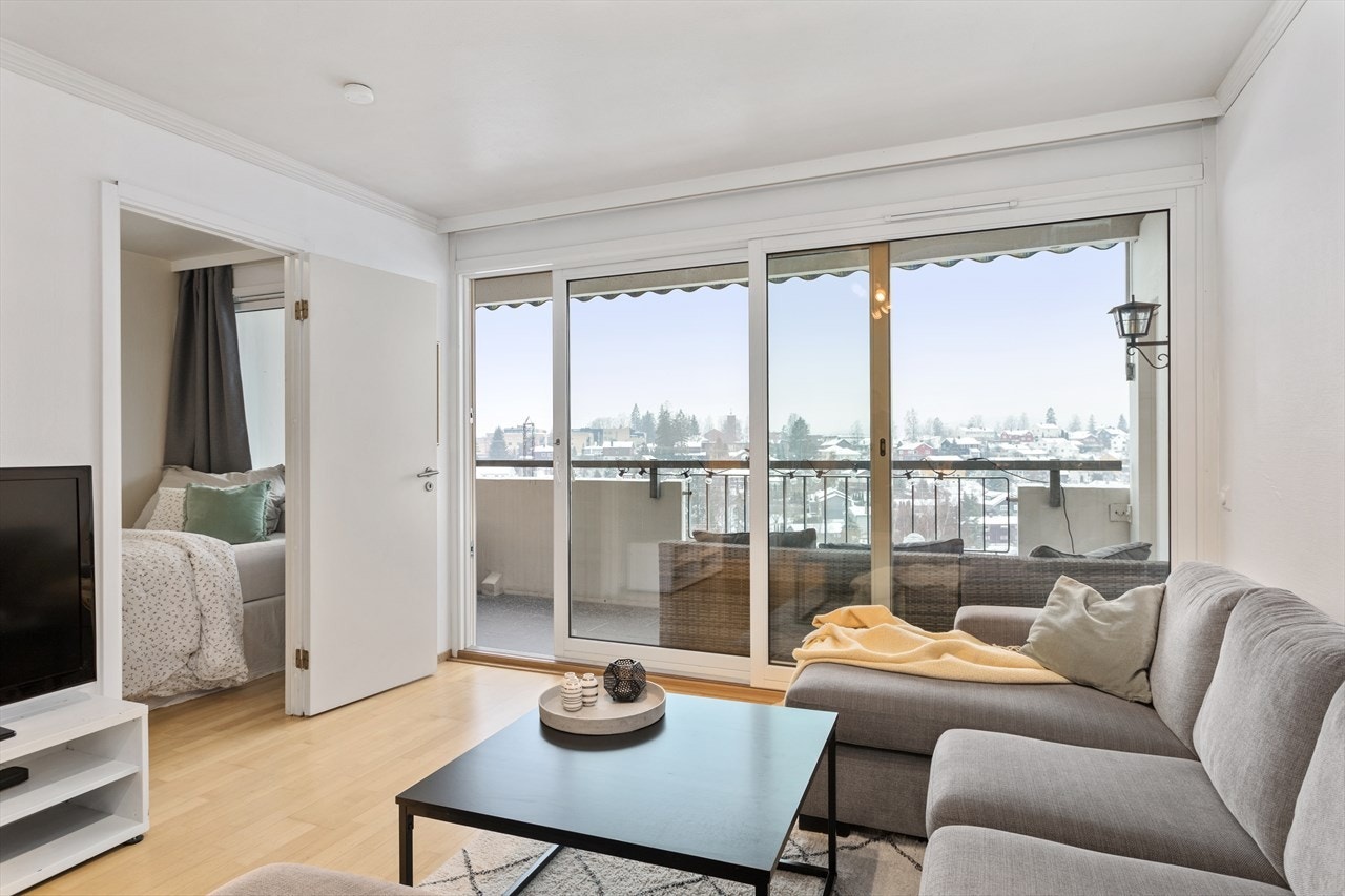 Stuen har svært gode lysforhold fra store vindusflater og er leilighetens naturlige midtpunkt. Galleribilde