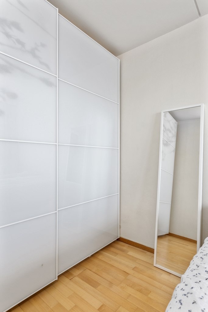 Godt med oppbevaringsplass i medfølgende skyvedørsgarderobe. Galleribilde