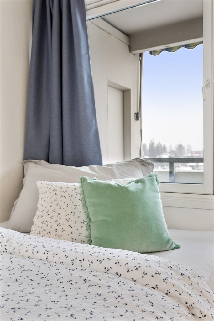 Soverommet ligger usjenert til uten innsyn og er malt i lyse farger. Galleribilde