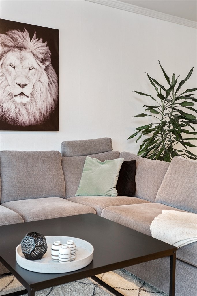 Her kan du samle gode venner og familie til hyggelige måltider i spisestuedelen eller til avslapping i sofaen. Galleribilde