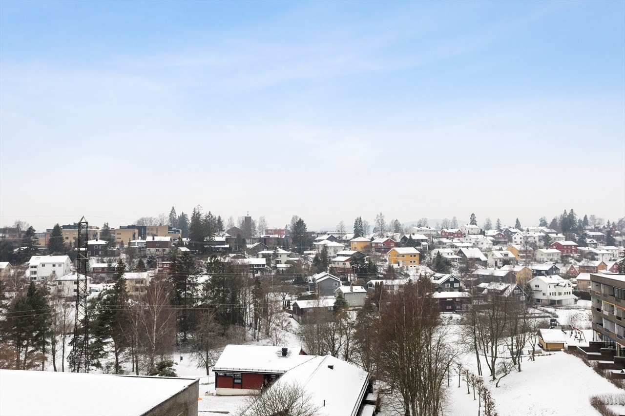 Her har du meget gode solforhold ettermiddag og kveld, samt en fantastisk utsikt over Mærradalen og Røa. Galleribilde