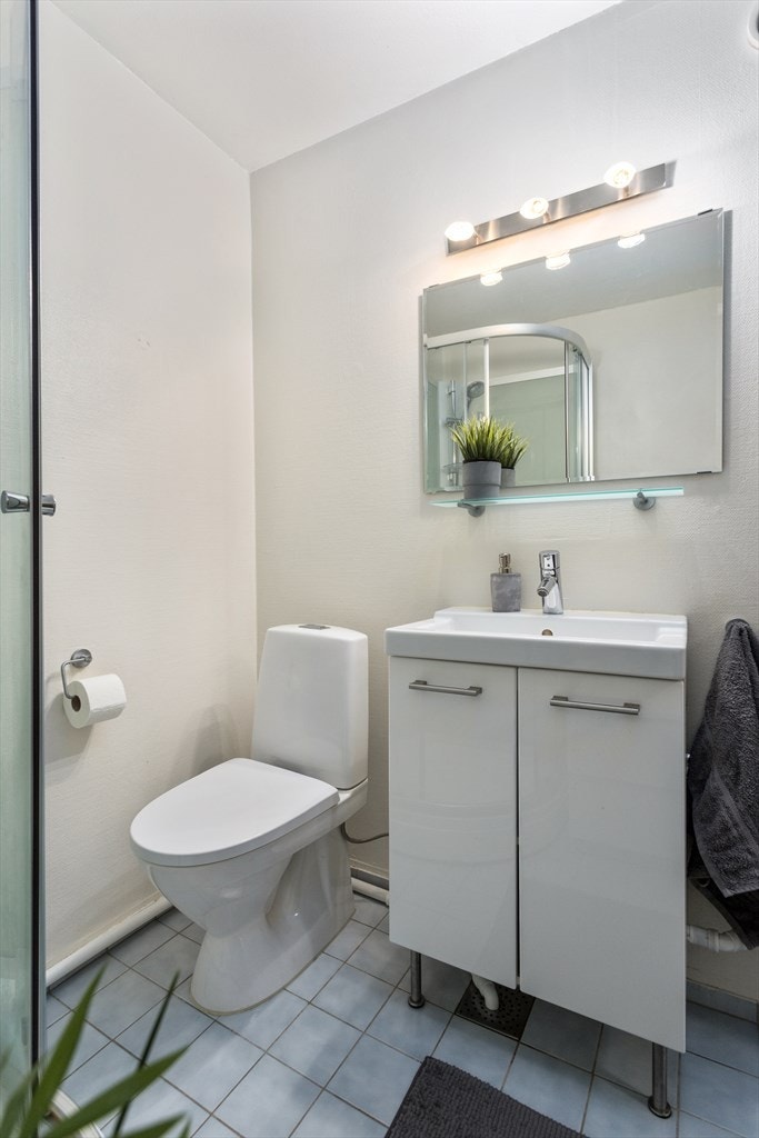 Badet har gulvstående toalett, dusjkabinett fra 2015 og det ble lagt nytt opplegg for vaskemaskin samme år. Galleribilde