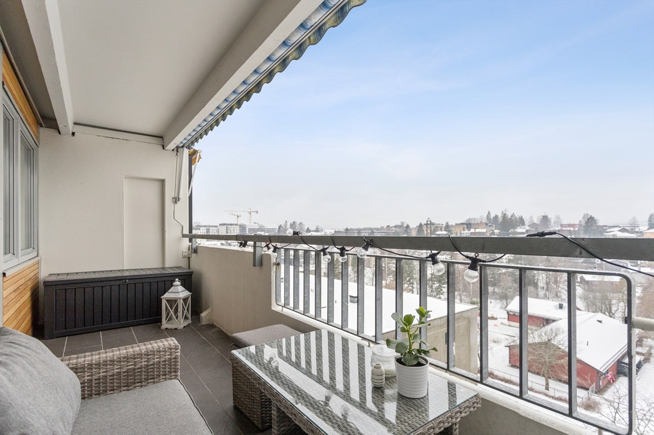 Balkongen ble flislagt i 2018 og har markise for solskjerming, samt strømuttak og utebelysning. Galleribilde