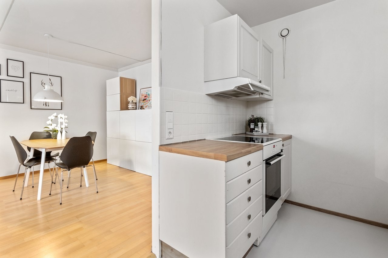 Kjøkkengulvet er av linoleum og ble malt i 2019. Galleribilde