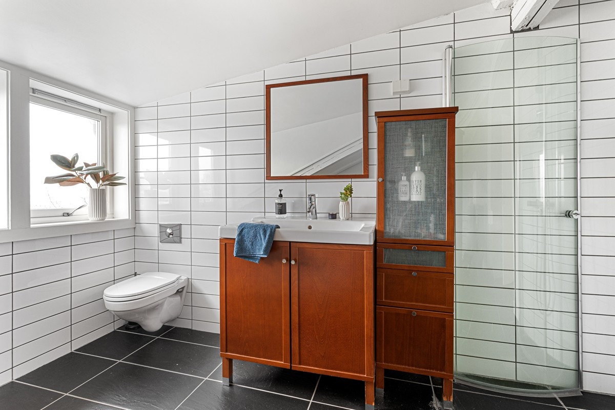 Innfellbare dusjdører i glass og nedsenket badekar. Galleribilde