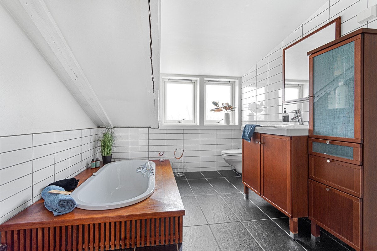 Flislagt baderom med varmekabler i gulv. Galleribilde