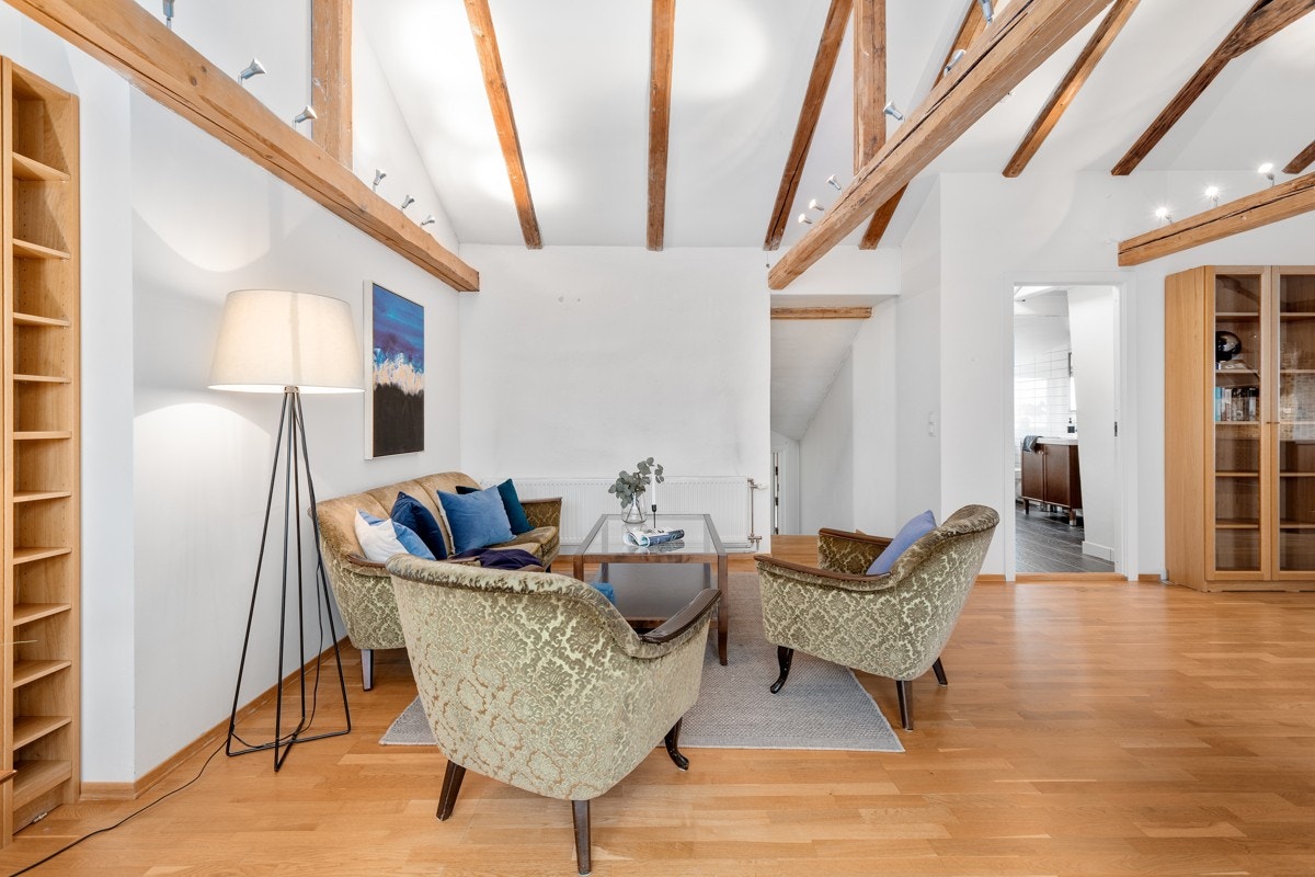 I stuen har du god plass til sofa, bord og stoler Galleribilde