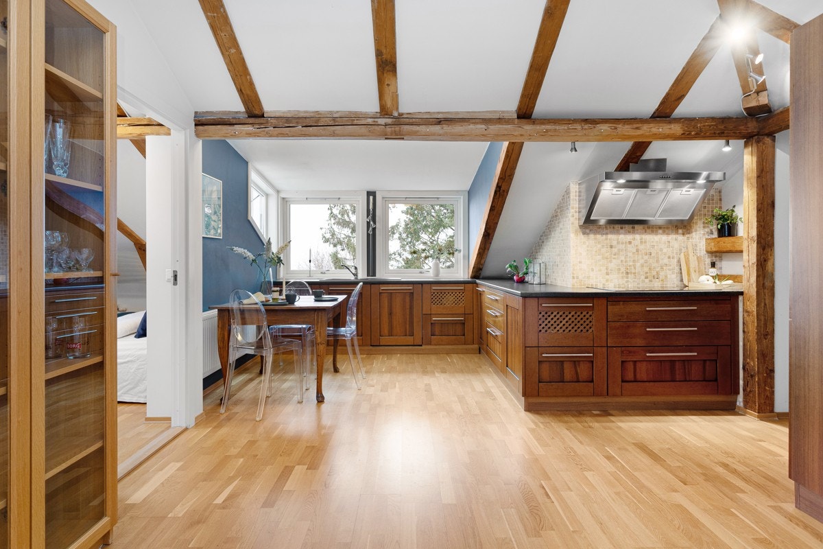 Hyggelig kjøkken med mulighet for å dekke til mange. Galleribilde