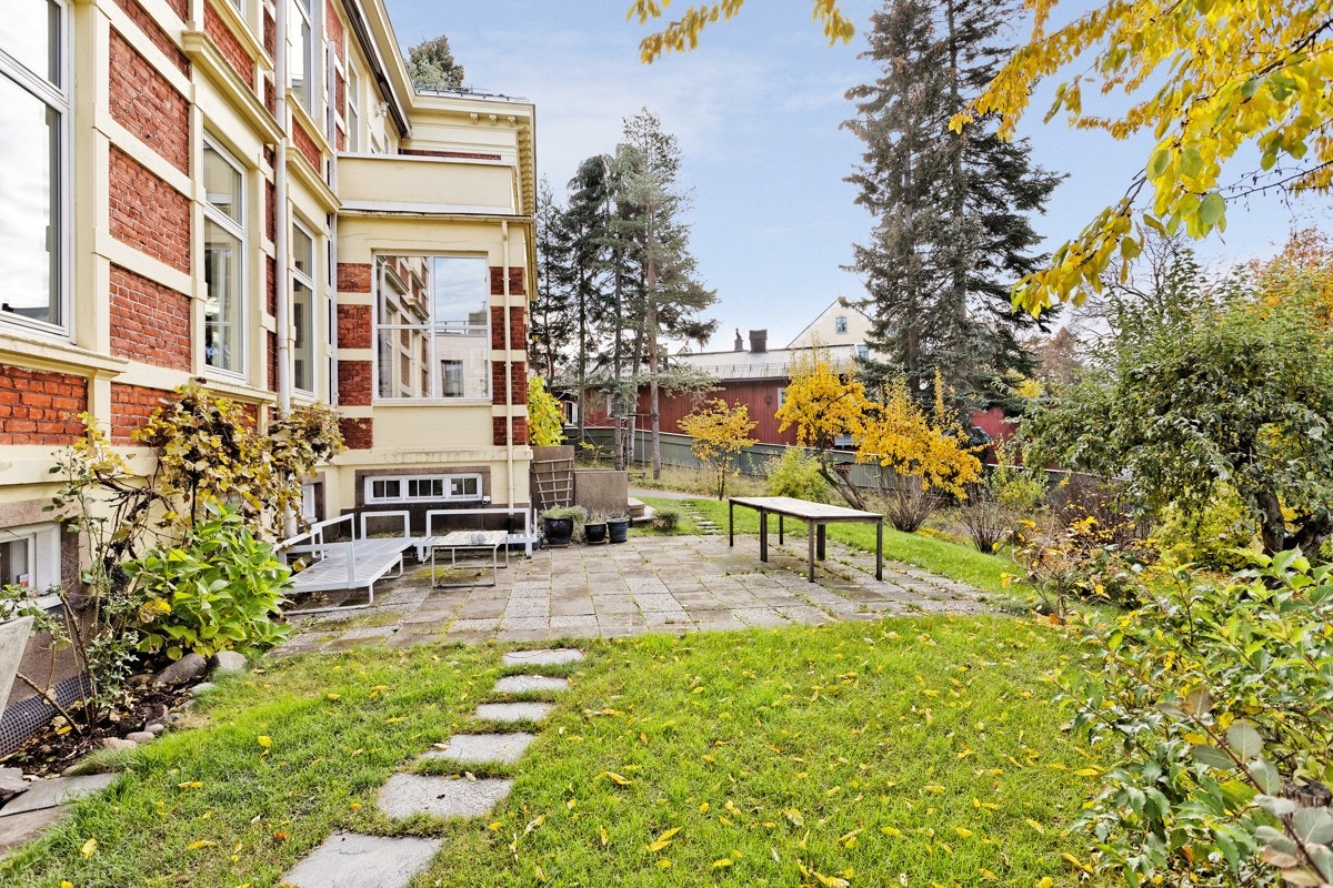 En fantastisk felles hage, lekkert møblert om sommeren. Galleribilde