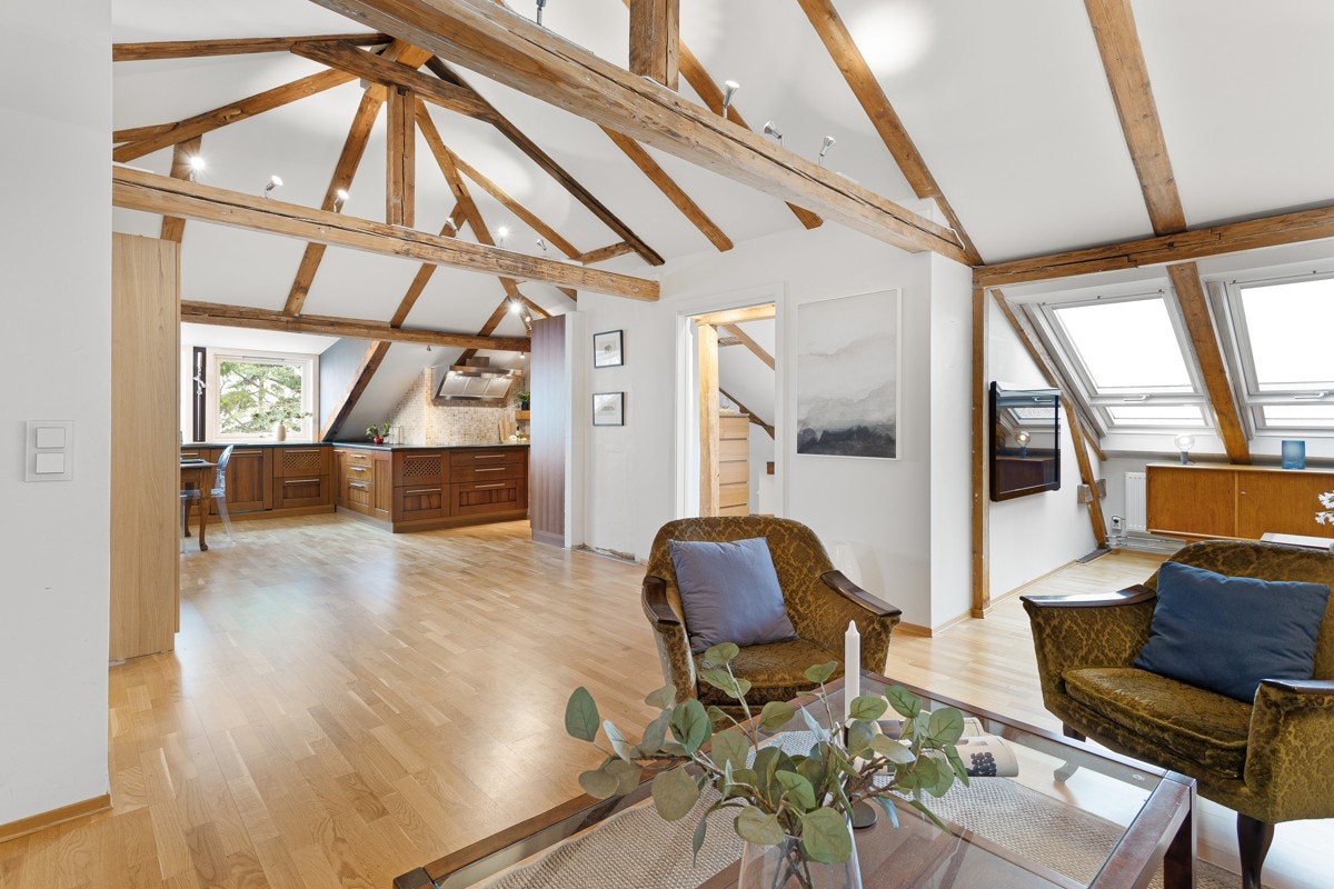 Stue, kjøkken, TV-stue og dør til soverom. Galleribilde