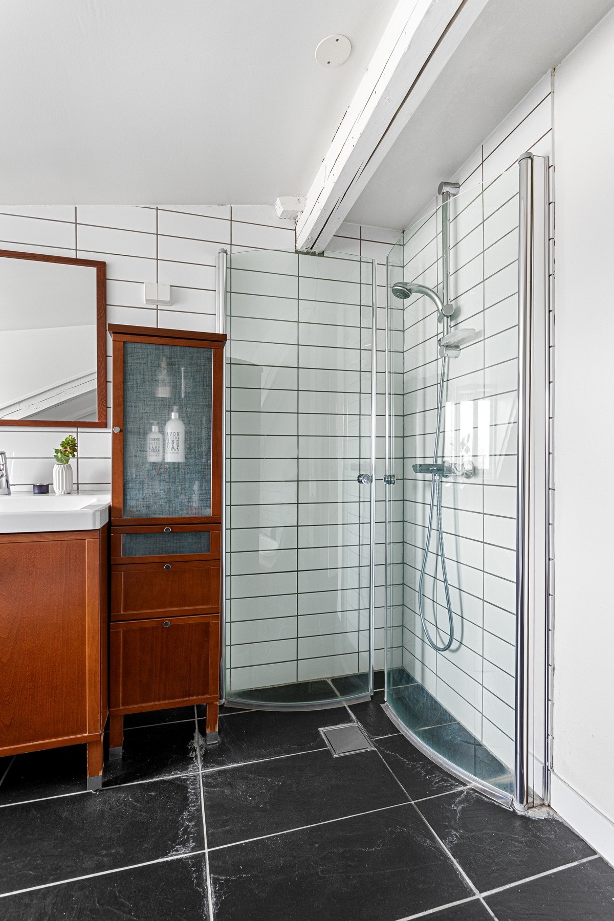 Bad med dusj og nedsenket badekar. Galleribilde