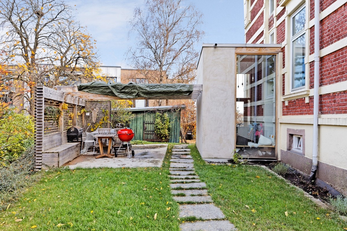 Felles møbert pergola med bord, stoler, grill m,m.. Galleribilde