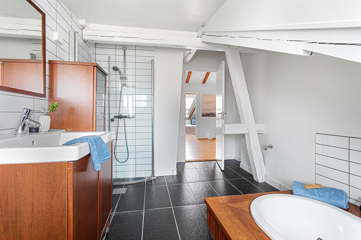 Bad med dusj og nedsenket badekar. Galleribilde