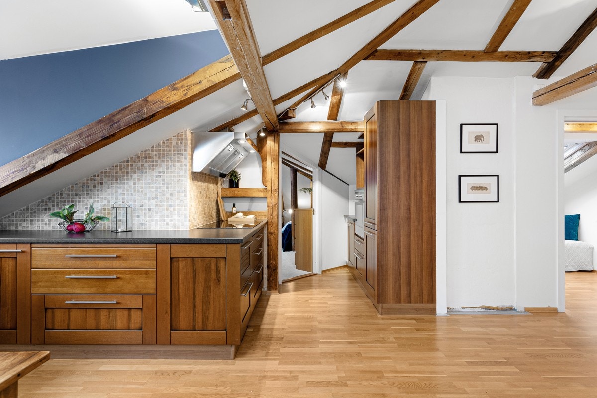 Kjøkkenet med innebygget ovn, frys- og kjøleskap. Innsyn til 2 av soverommene. Galleribilde