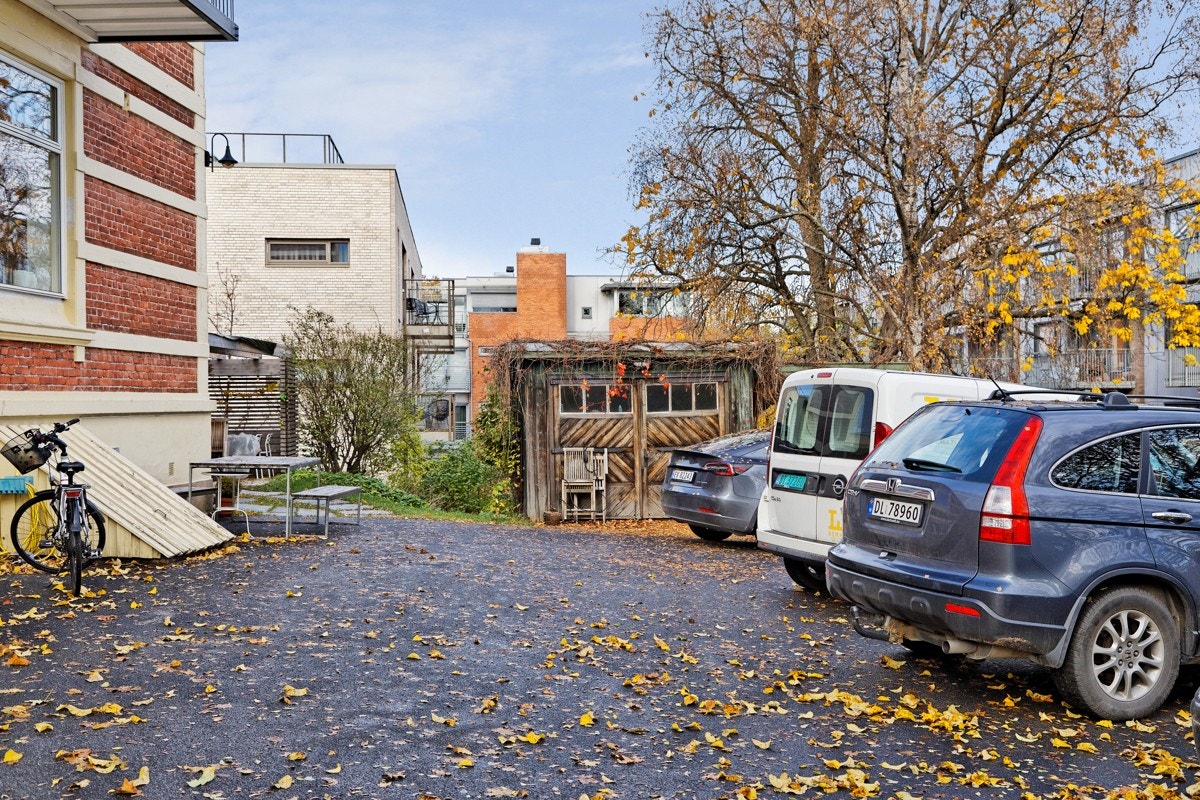 Asfaltert parkeingsplass, felles garasje/stor bod, felles overbygget sykkelparkering Galleribilde