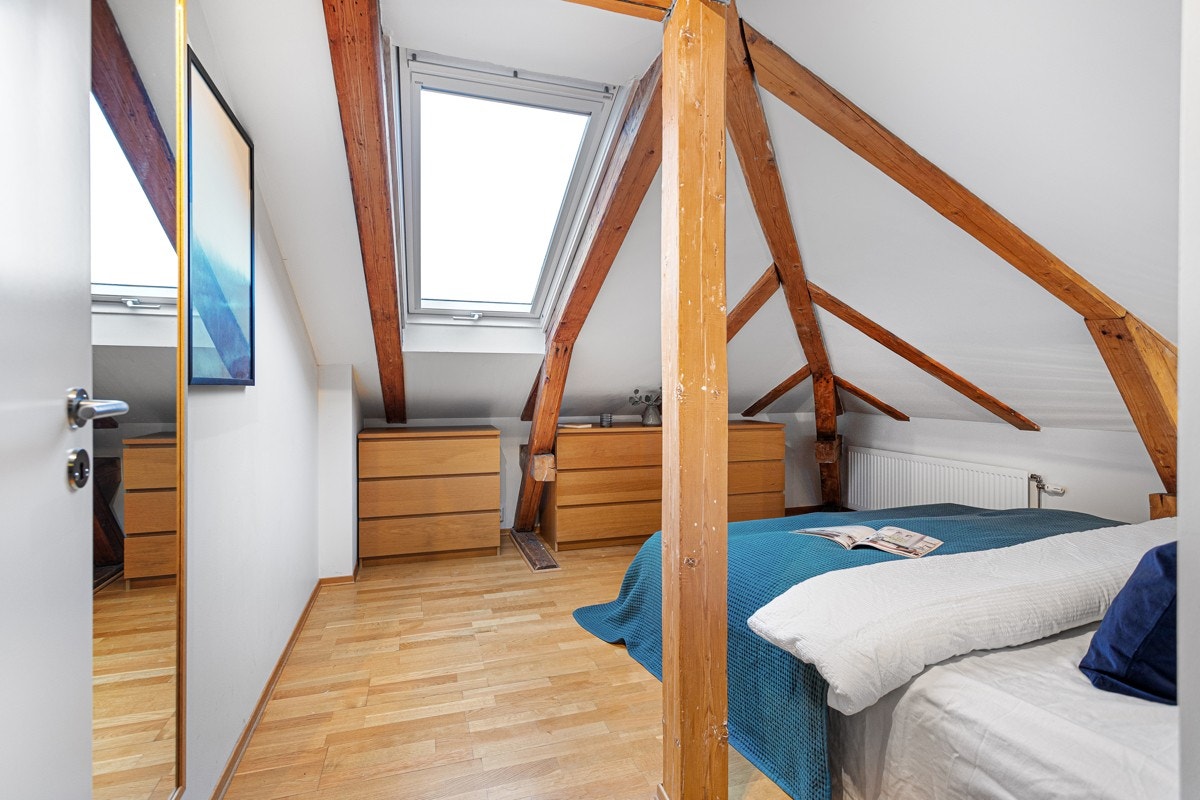 Soverom 1 med vindu mot øst. Galleribilde