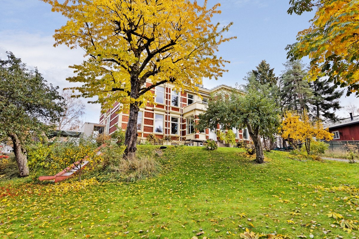 Boligen sett fra Geitmyrsveien med stor felles hage Galleribilde