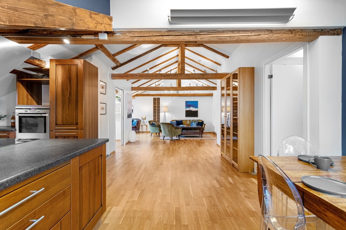 Romslig kjøkken med innsyn til stuen. Galleribilde