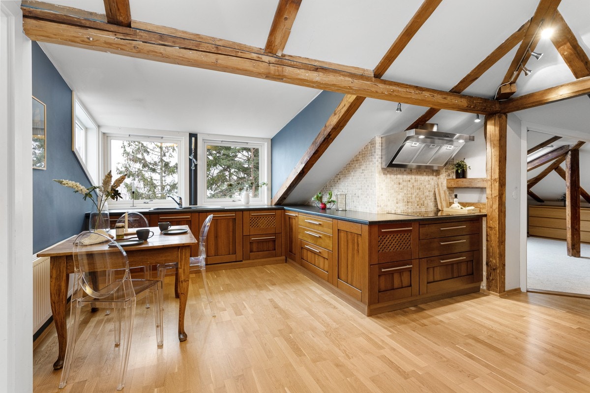 Italiensk kjøkken med store vinduer med flott utsikt mot syd. Galleribilde