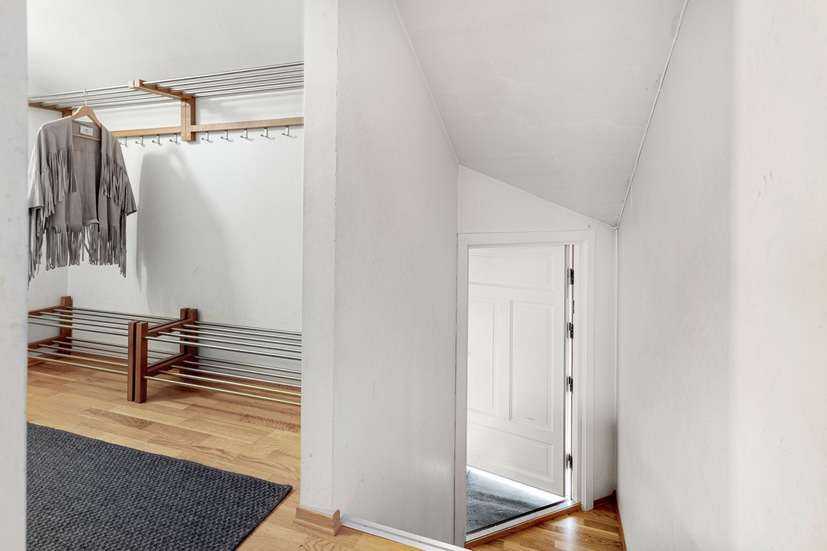 Inngangsdør og garderobe. Galleribilde