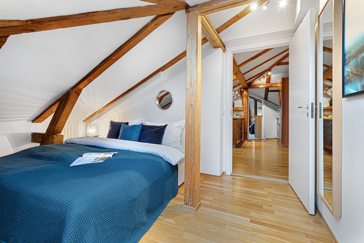 God plass til stor seng og øvrig møblement. Galleribilde