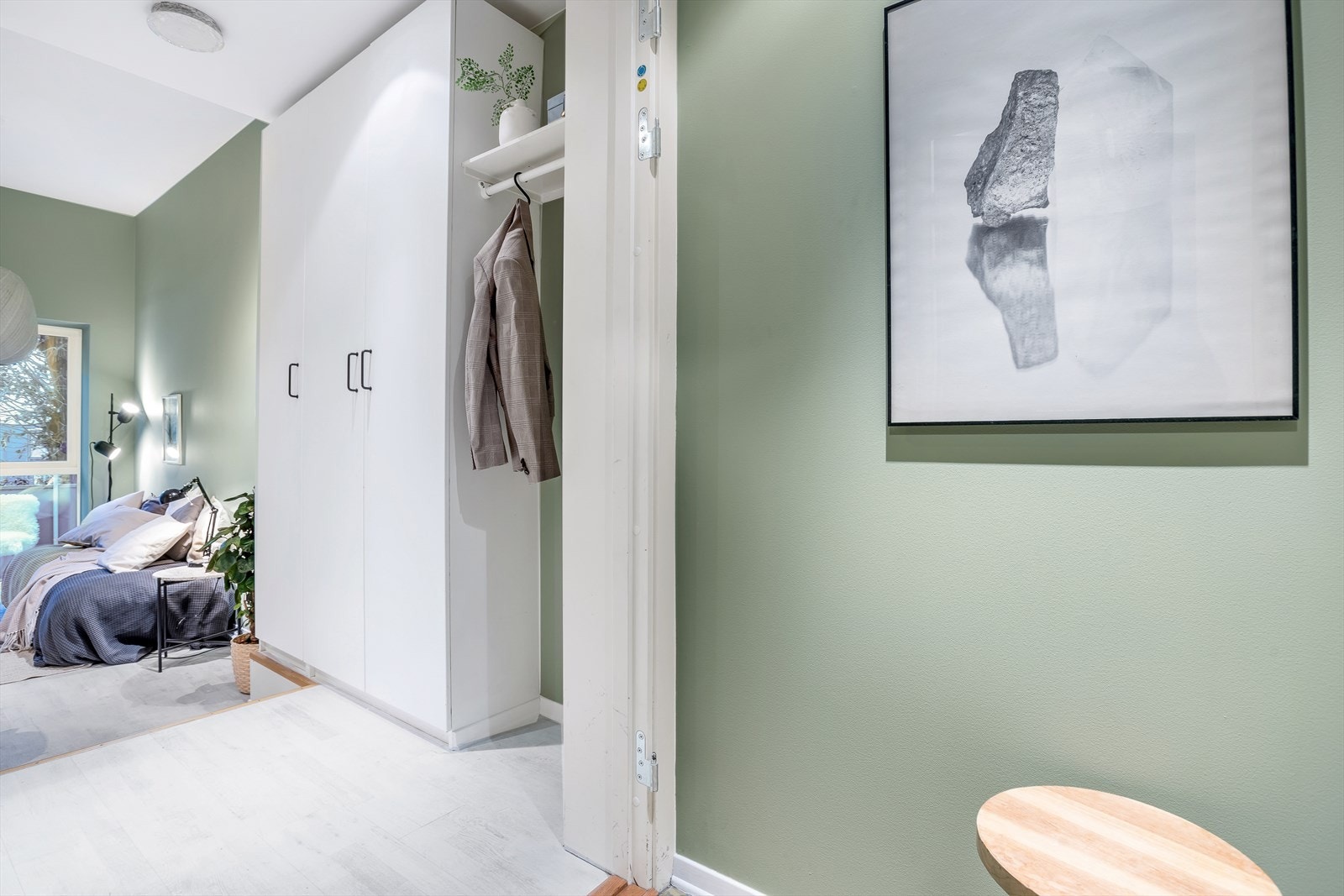 Godt med lagringsplass i gardererobeskap langs veggen fra entré Galleribilde