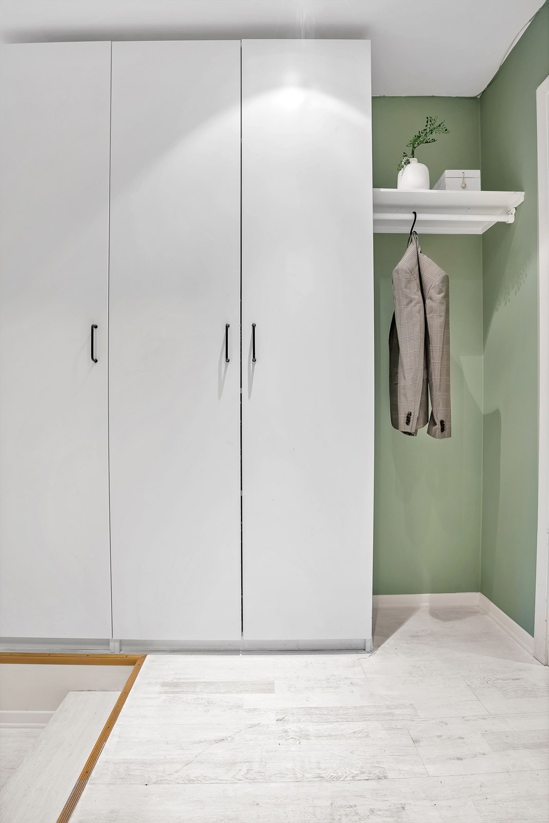 Garderobeskap medfølger Galleribilde