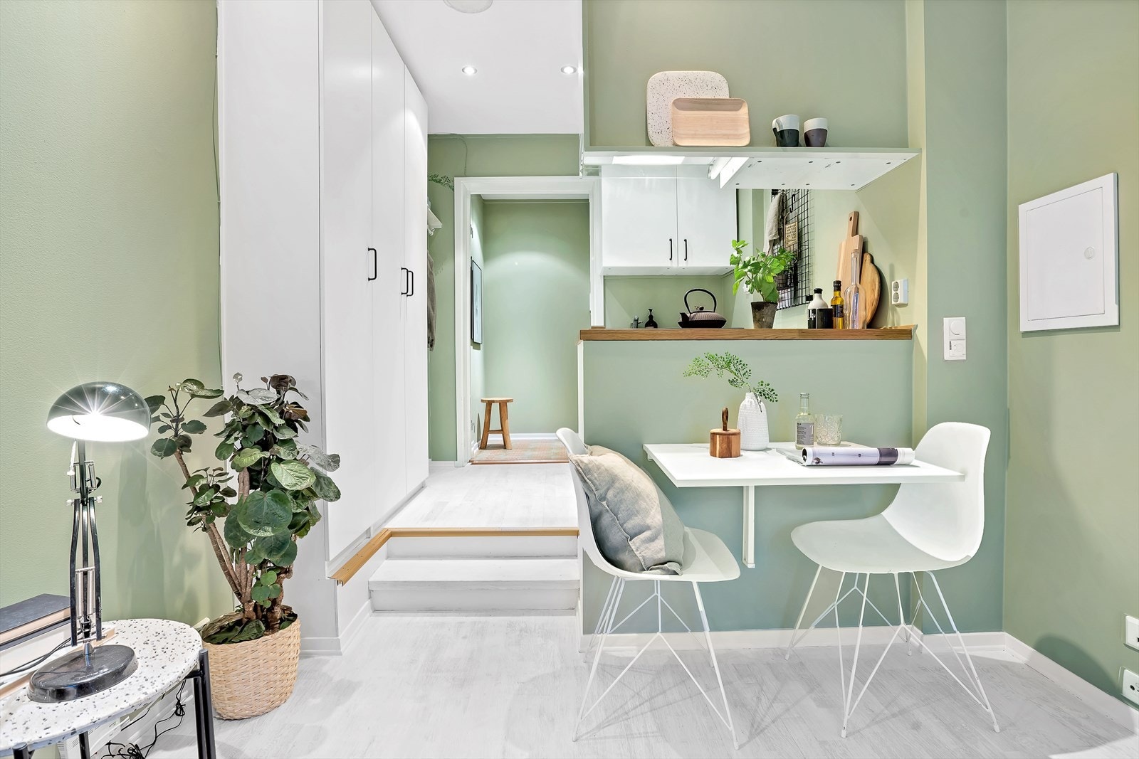 Pent kjøkken på et nivå opp fra stue Galleribilde