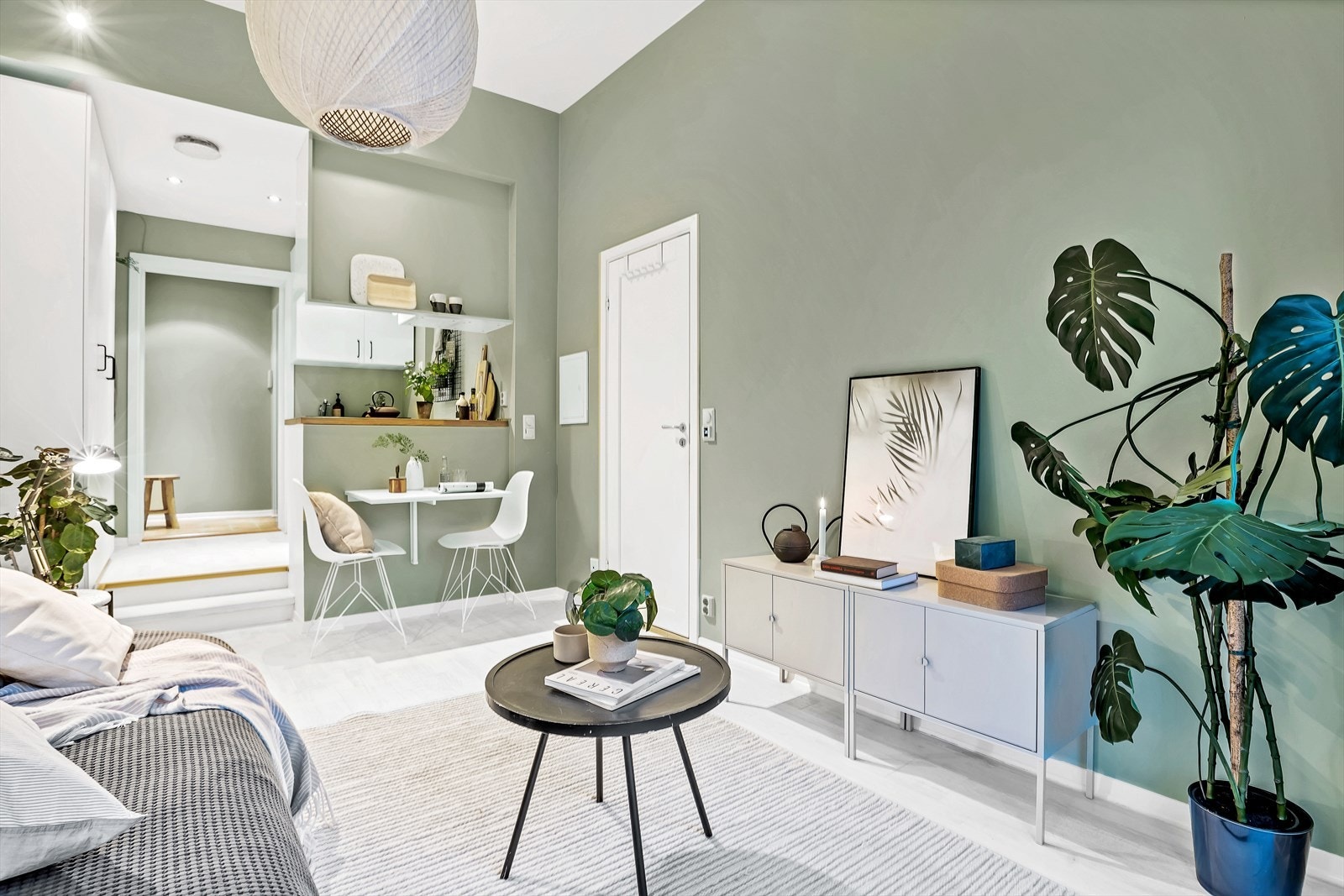 Stuen har plass til både sofa/seng og
spiseplass Galleribilde