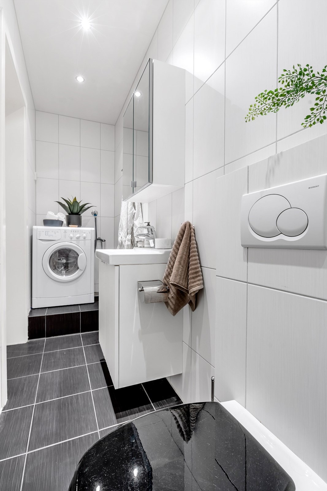 Flislagt med varmekabler i gulv og opplegg for vaskemaskin Galleribilde