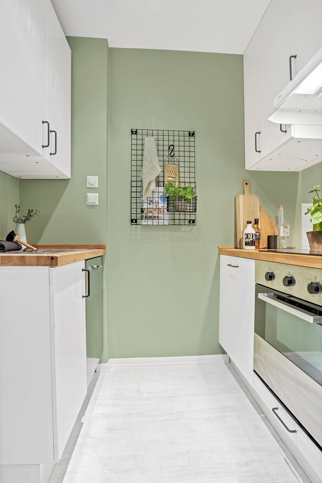 Integrerte hvitevarer som stekeovn, platetopp, kjøleskap og oppvaskmaskin Galleribilde