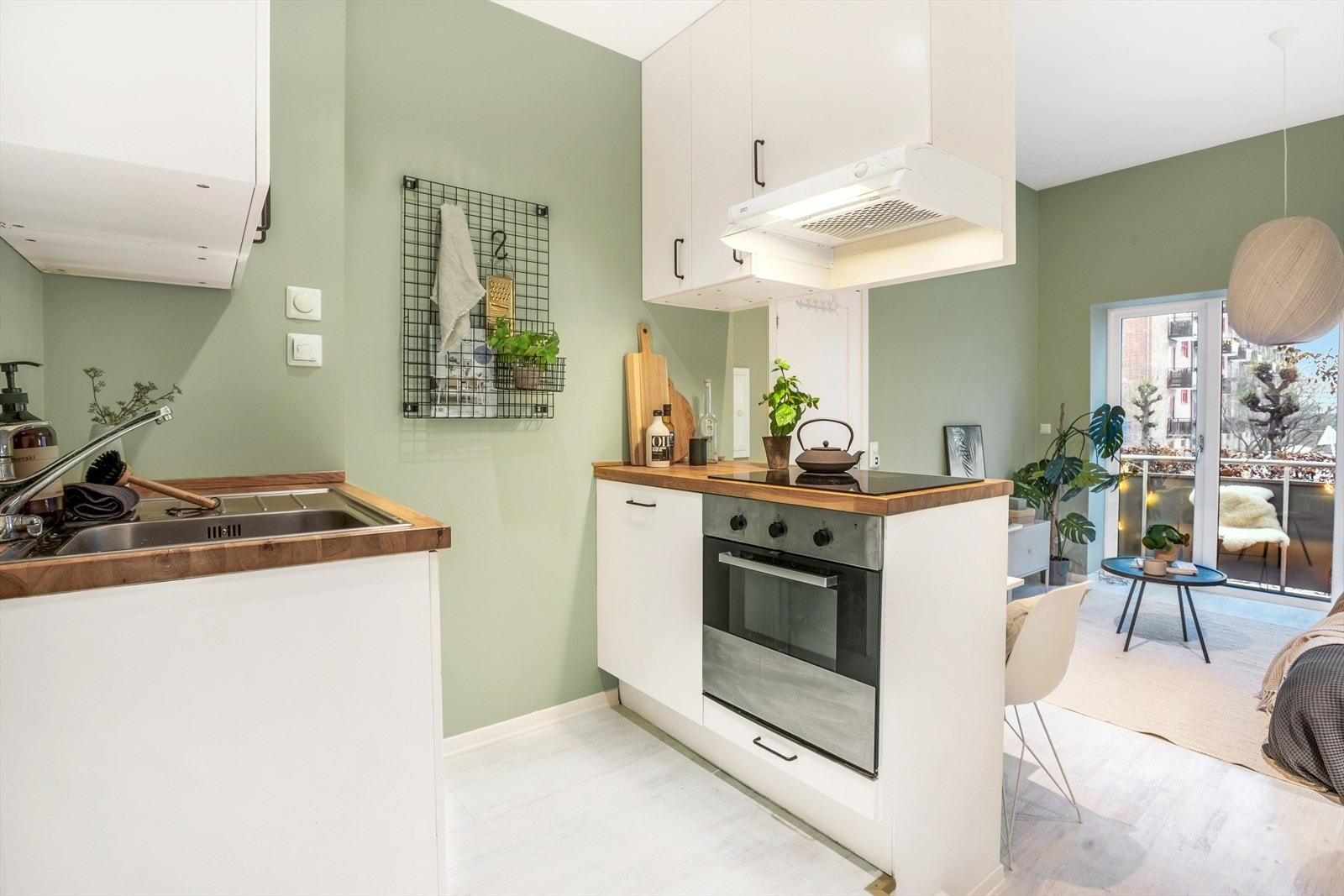 Kjøkken med heltre benkeplate og integrerte hvitevarer Galleribilde