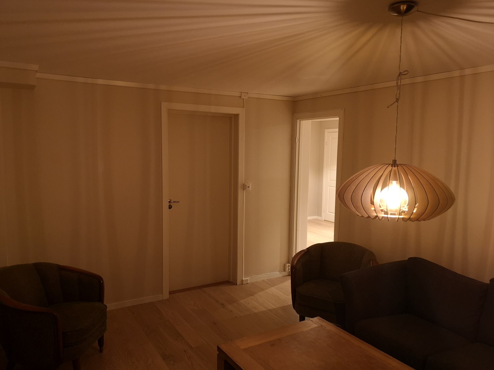 Stue (bilde er tatt på kveld derfor striper fra lyset) Galleribilde