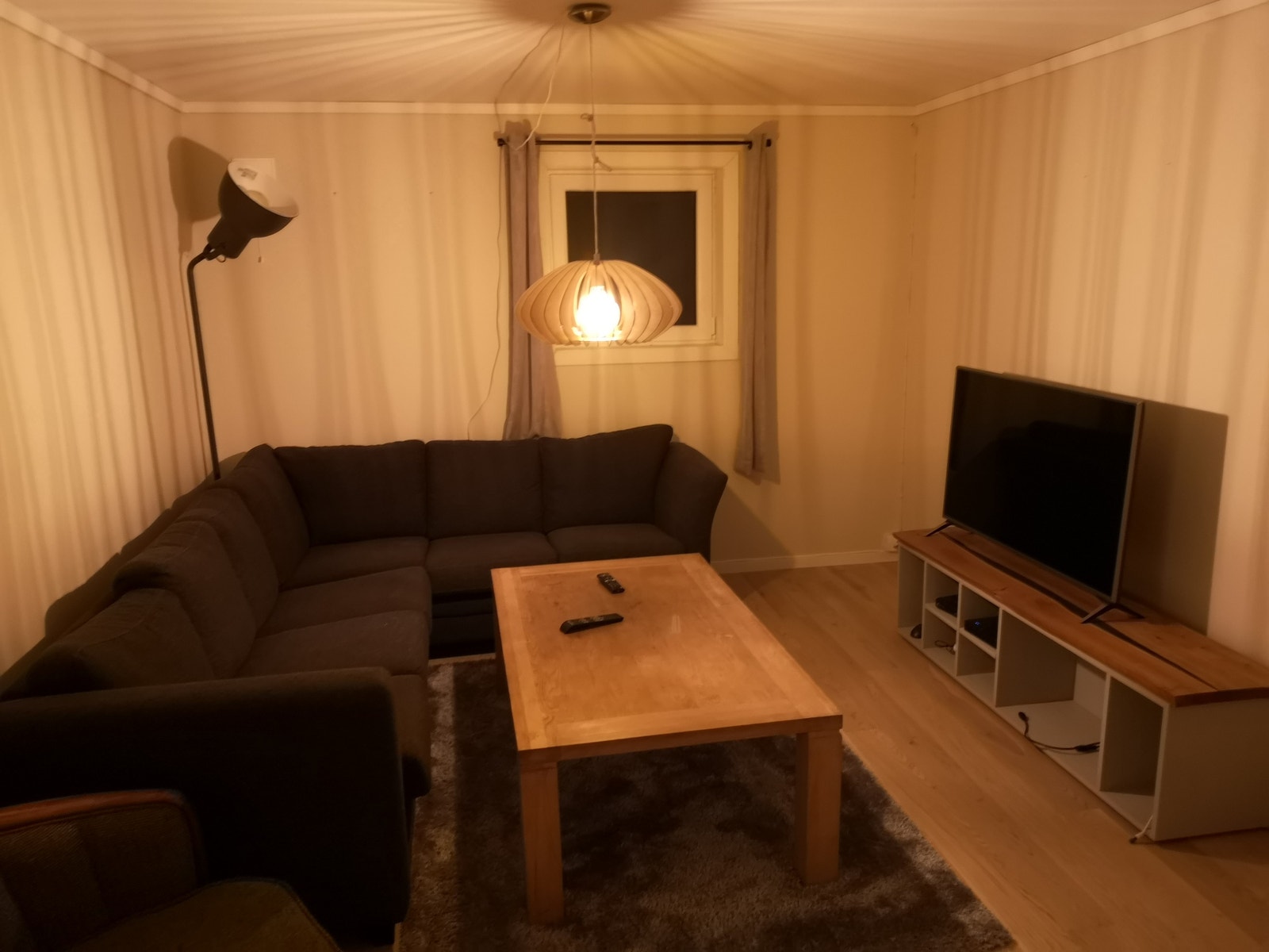 Stue (bilde er tatt på kveld derfor striper fra lyset) Galleribilde